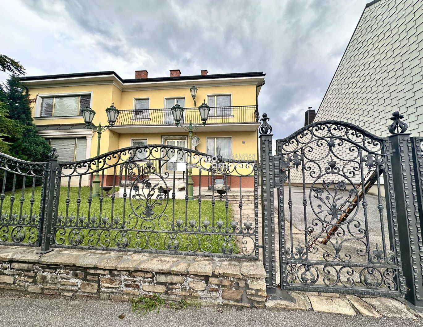 Traumhaftes Einfamilienhaus in Lassee: 9 Zimmer, Garten, Balkon und mehr!