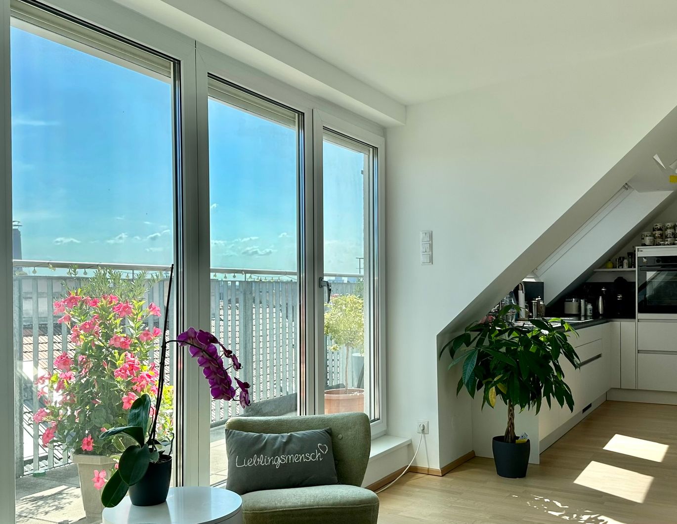 PROVISIONSFREI! Traumhafte Maisonette-Dachgeschosswohnung+Terrasse *Vollklimatisiert* Top Lage U1/U2