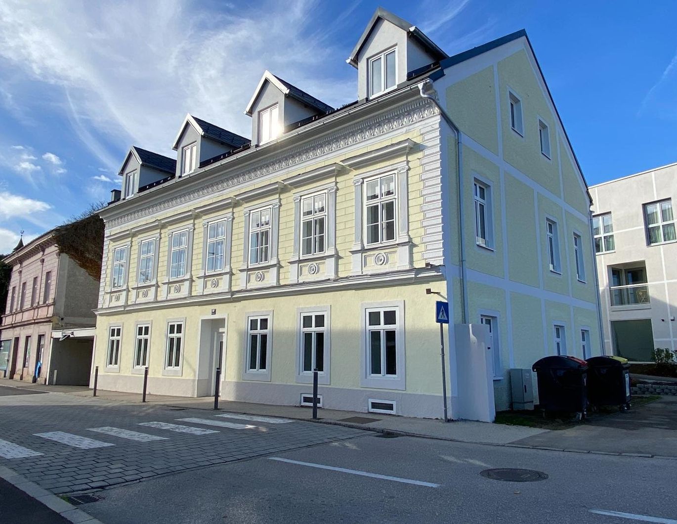 Provisionsfrei! Exklusive 2-Zimmer Wohnung mit XL-Terrasse, Tiefgaragenplatz und Villen Flair zu vermieten in Vorstadt Vöcklabruck