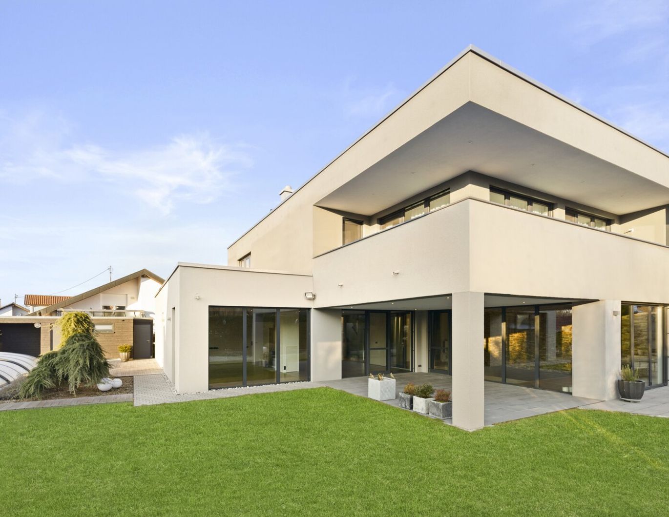 Exklusive Villa mit Indoor- & Outdoor-Pool, Smart-Home-Ausstattung und durchdachtem Raumkonzept