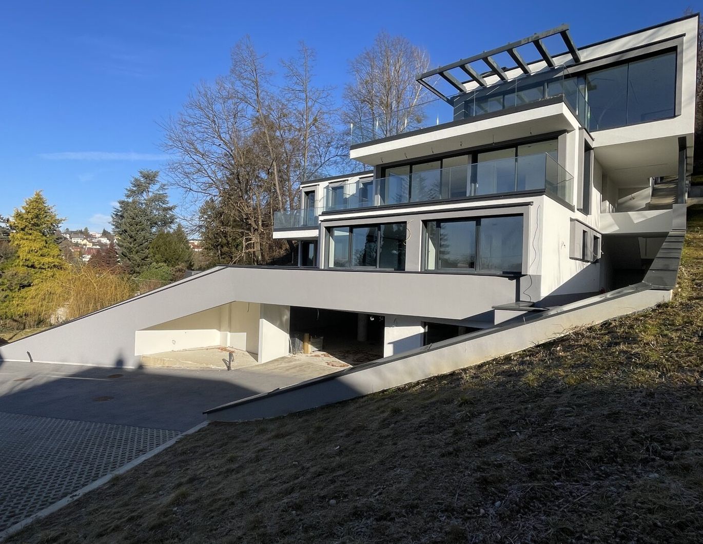 NEUBAU: Eindrucksvolle Architektenvilla mit einzigartiger Aussicht!