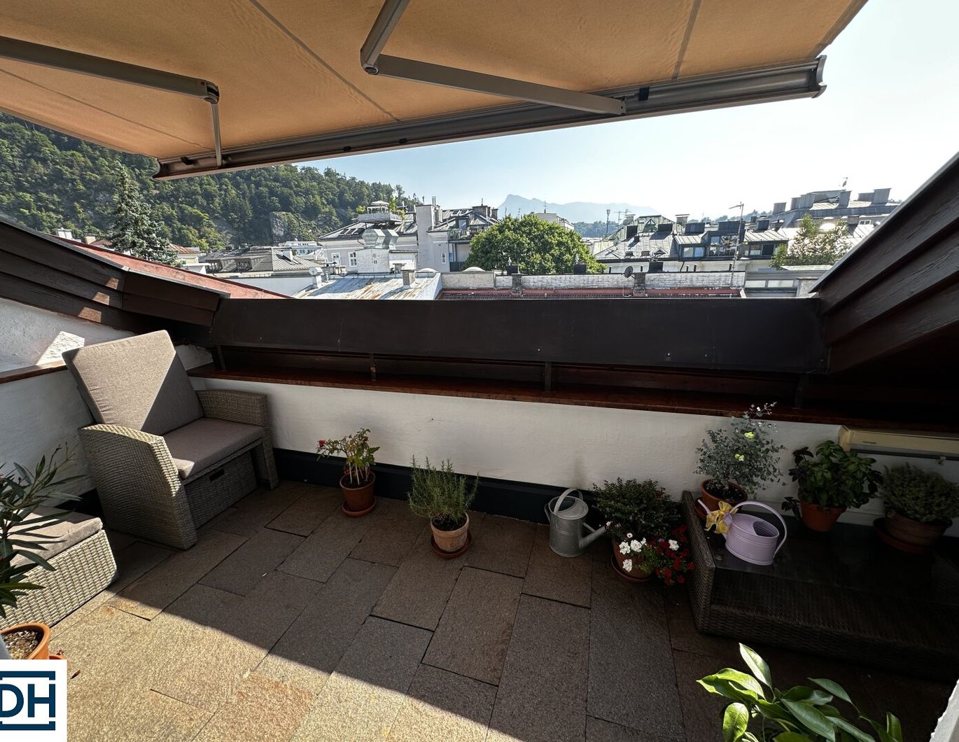 Über den Dächern vom Andräviertel mit Terrasse und Bergblick