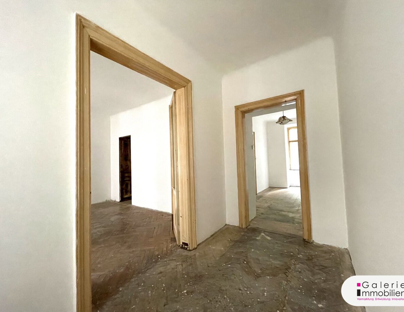 Bei der Volksoper - sanierungsbedürftige Stilaltbauwohnung