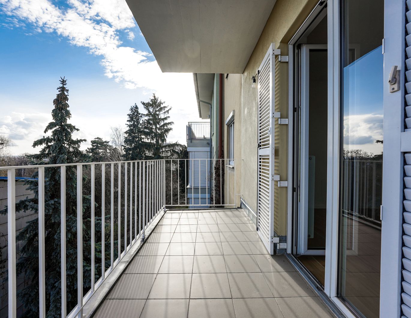 Hübscher Neubau mit Balkon und Garage