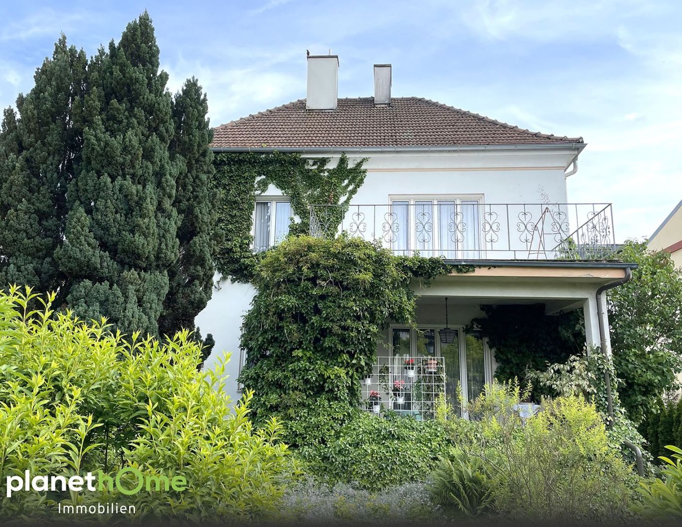 Charmantes Haus mit blühendem Garten in Top Lage