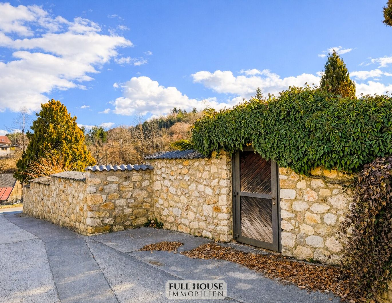 **Sanierungsbedürftige Gartenwohnung mit ca. 390 m² Eigengarten & separatem Zugang**