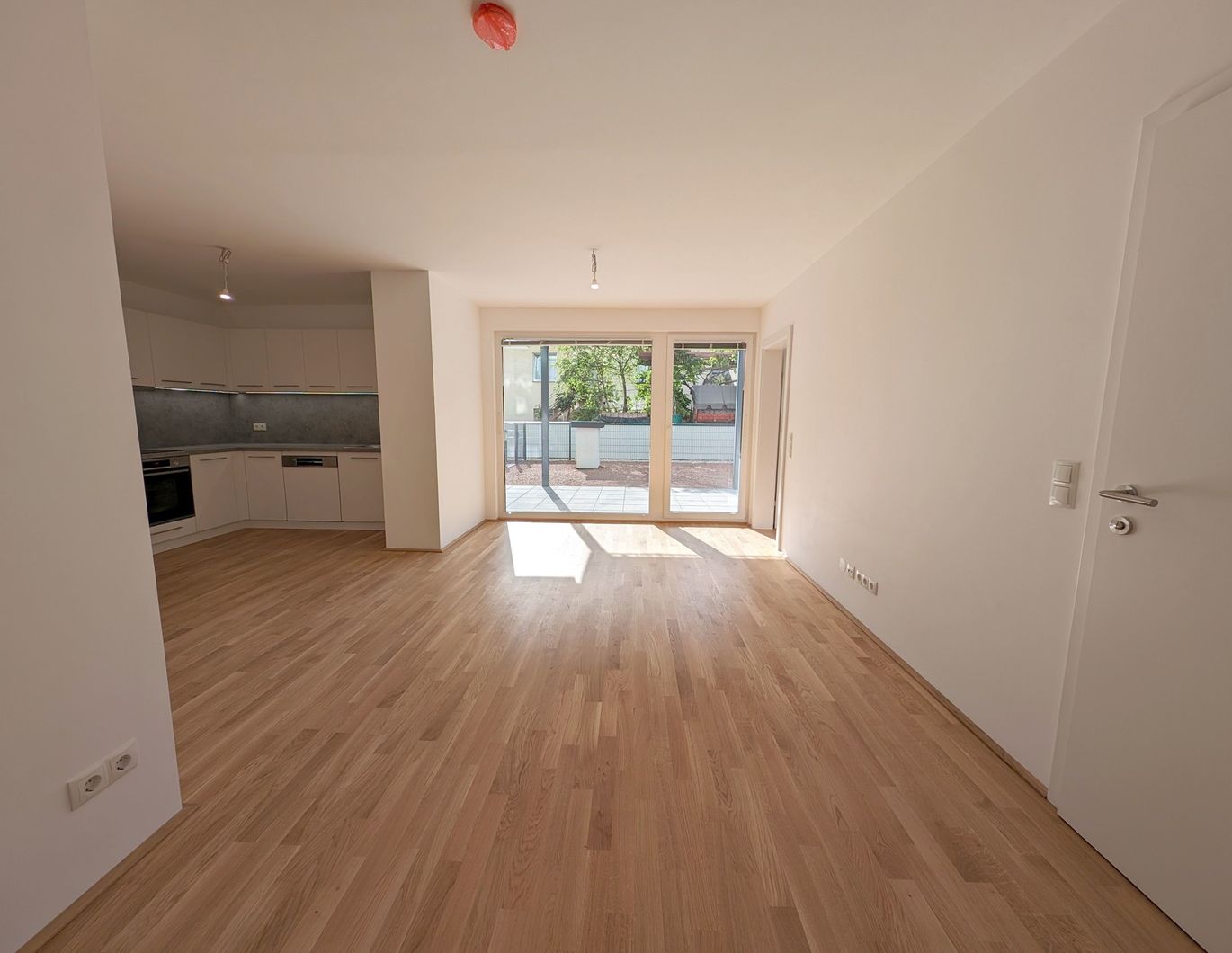 Gut geschnittene 2-Zimmer Wohnung mit ca 30 m² Garten und 17 m² Terrasse in 1100 Wien zu mieten