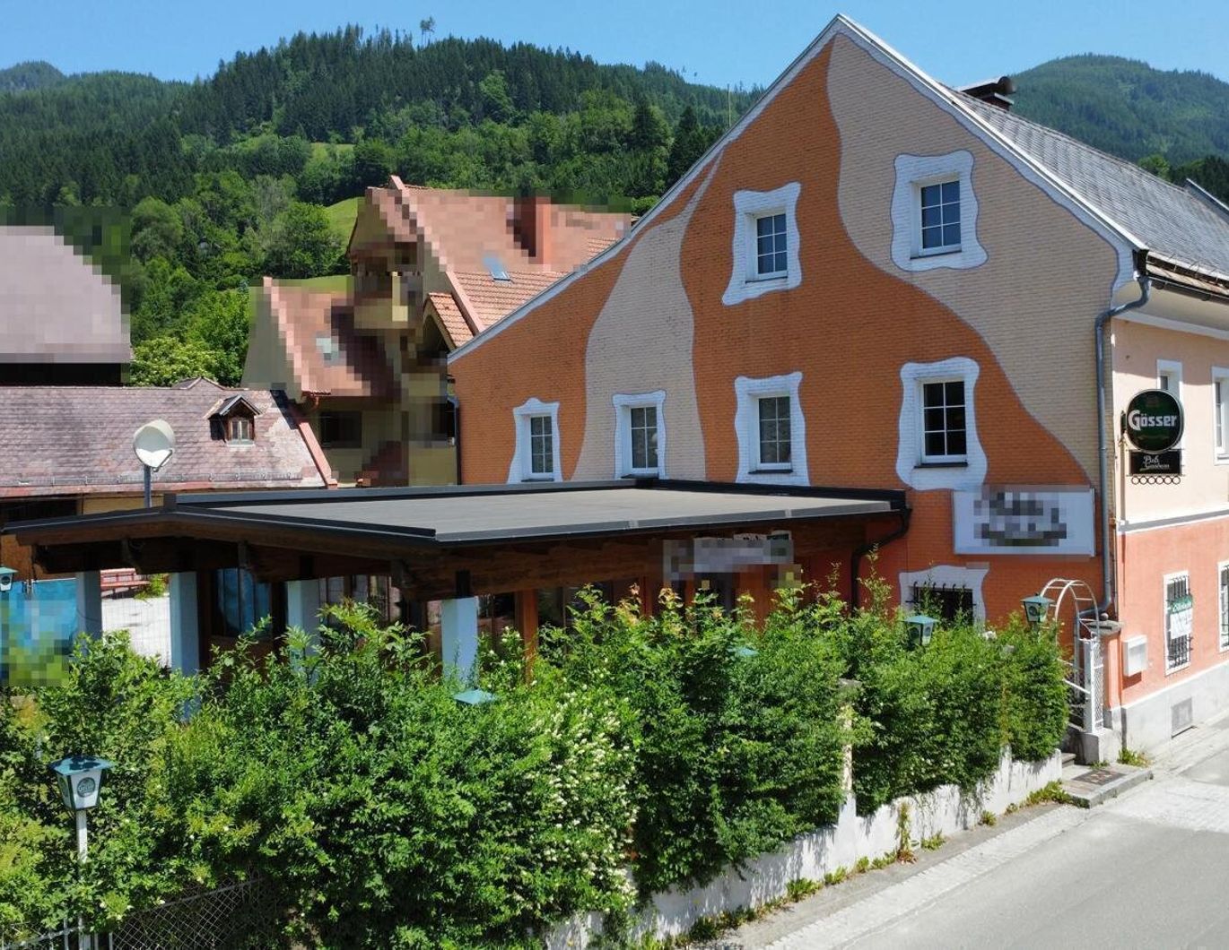 Geschäfts- und Wohnimmobilie mit Nebengebäuden, Parkplätze, Garagen