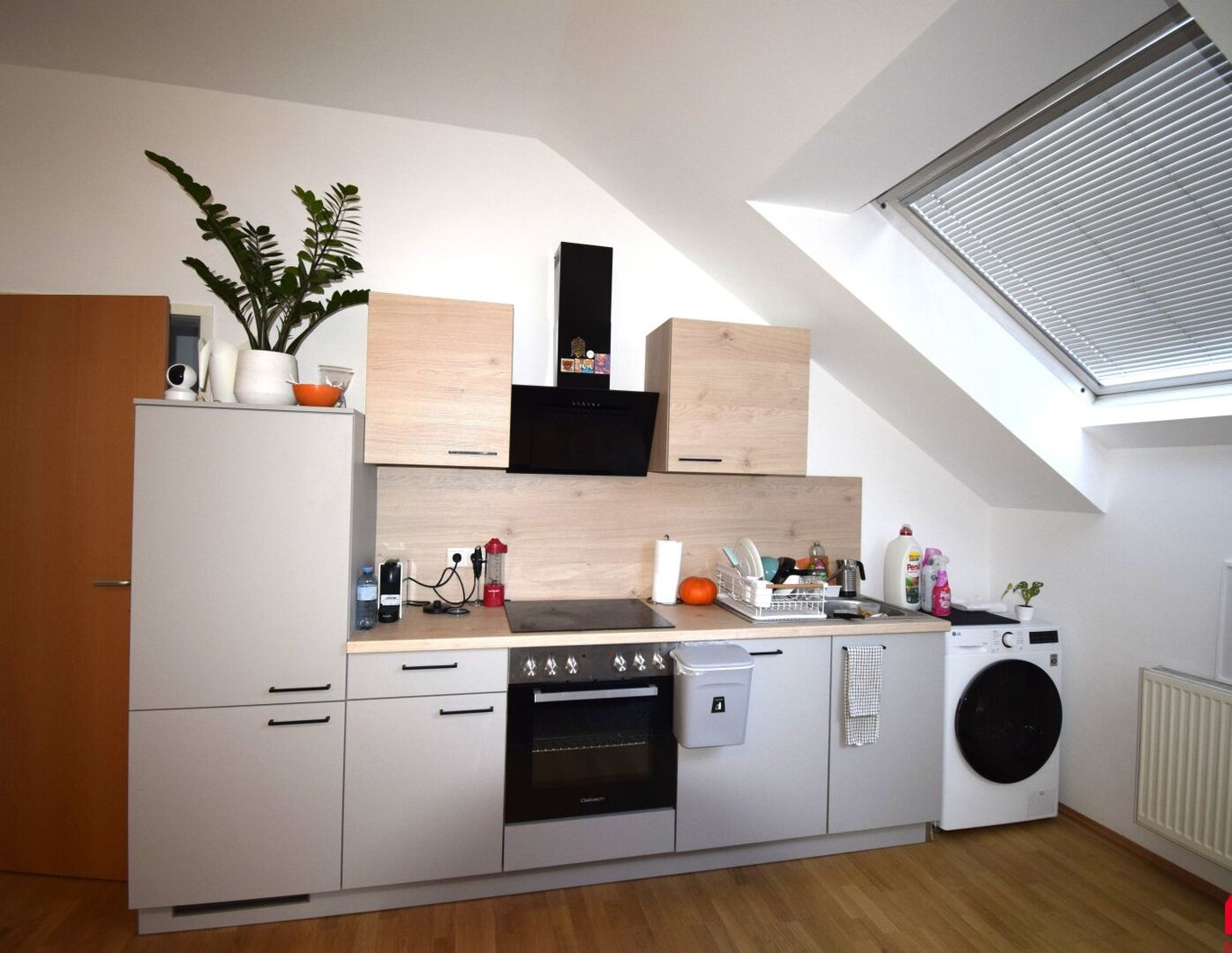 SCHÖNE DACHGESCHOSSWOHNUNG - 75 m² ZUM WOHLFÜHLEN