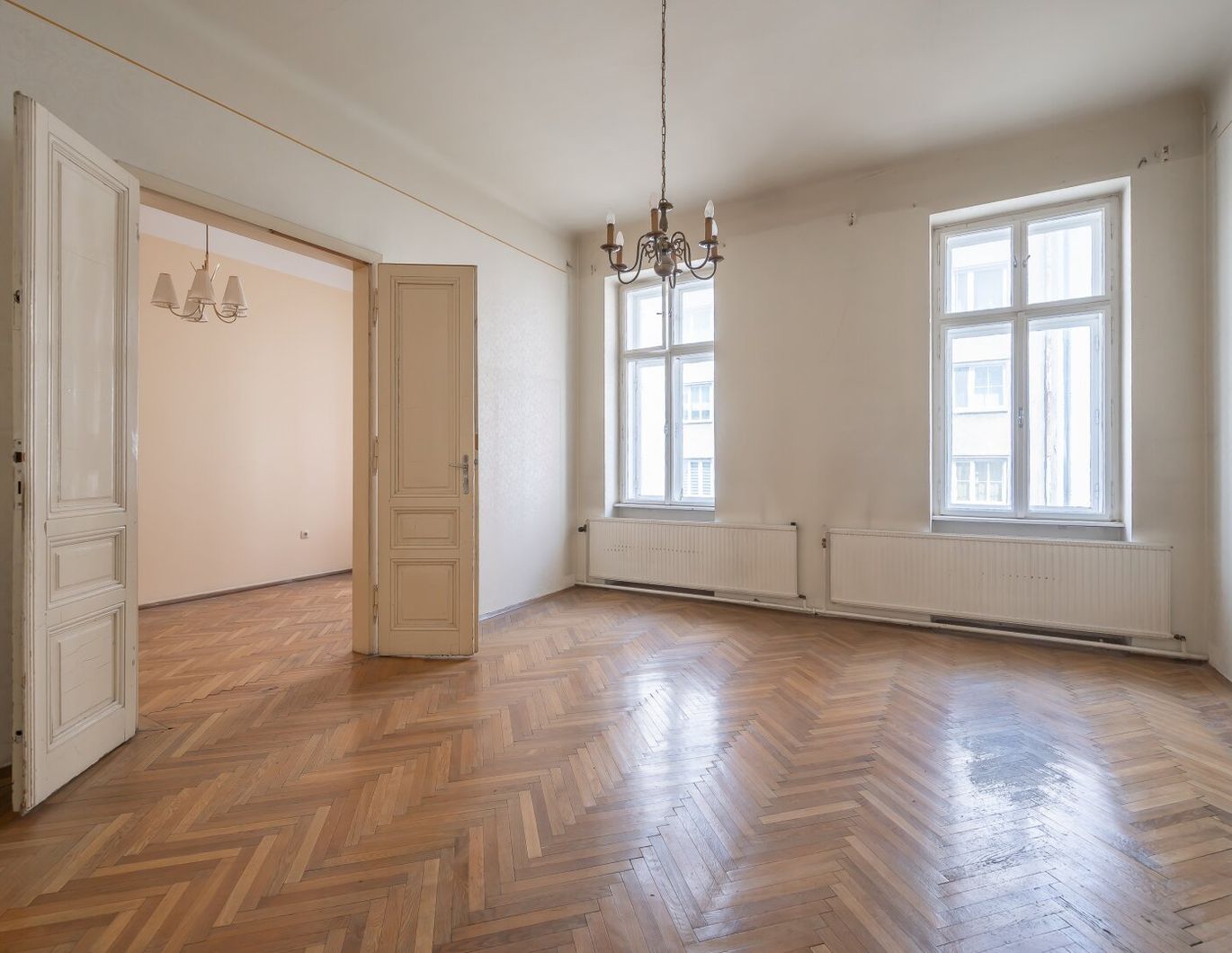 Entwicklungswürdige Stilaltbauwohnung in toller Lage! Verwirklichen Sie Ihren Altbautraum!