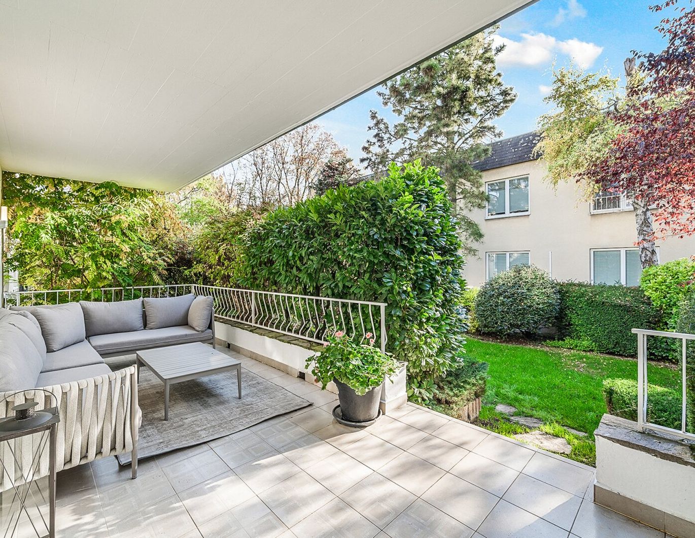 Vermietet bis 01.06.2027! - Sonnige, moderne Terrassen-Wohnung mit herrlichem Garten und Indoor-Pool