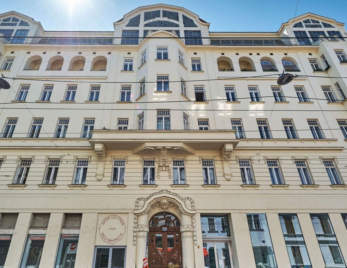 STILALTBAU! Ruhige, hofseitige 2-Zimmer Altbauwohnung in der Westbahnstraße!