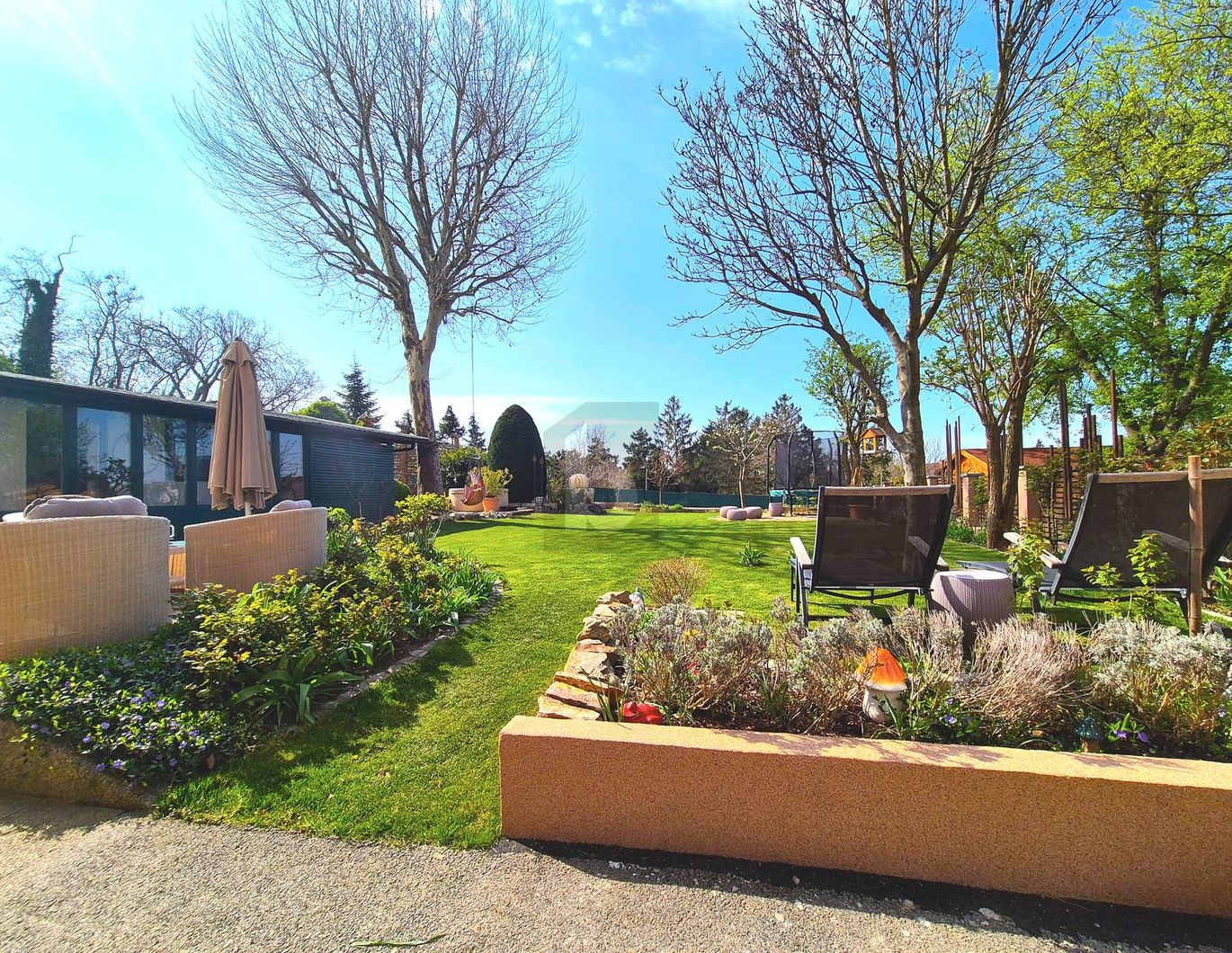ZEITLOSE ELEGANZ MIT TRAUMHAFTEM GARTEN!