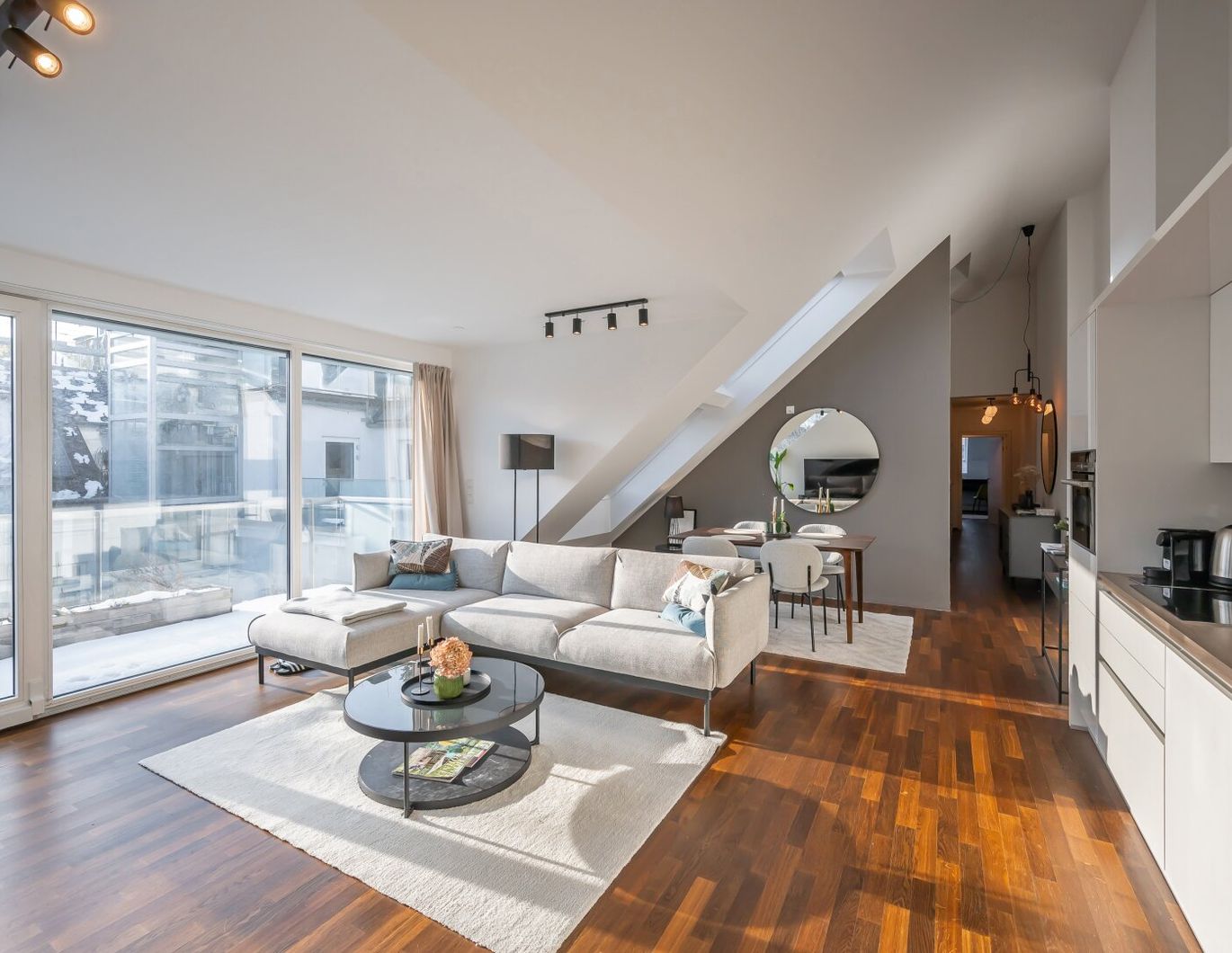 *BESTLAGE* ++ 4 Zimmer DG-Wohnung + Balkon - klimatisiert inkl. Möbel + Parkplatz ++