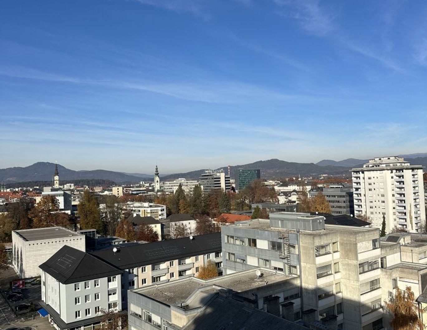 Hoch über Klagenfurt: Moderne 3-Zimmer-Wohnung mit Loggia