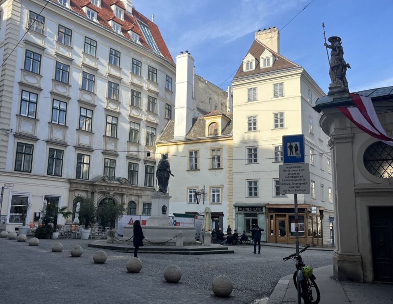 Altbaujuwel im Herzen des 1.Bezirkes, charmante 3 Zimmer 80 m² Wohnung, nahe dem idyllischen Franziskaner Platz !