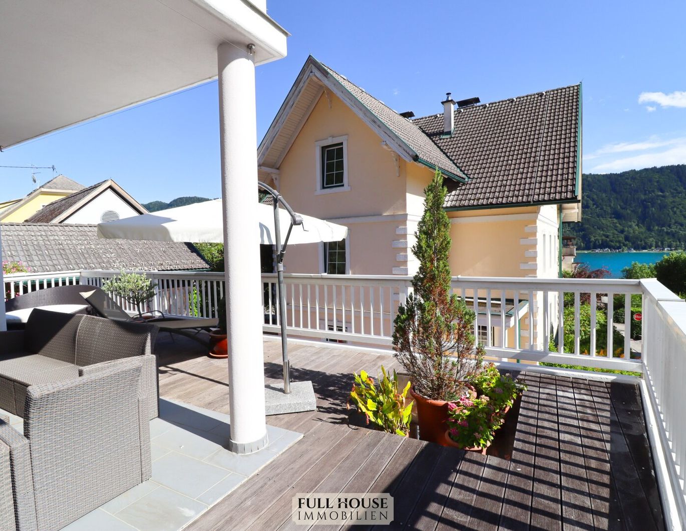 Wohnen mit Seeblick in Luxuswohnung mit 30m² Terrasse und Gartennutzung - vollmöbliert