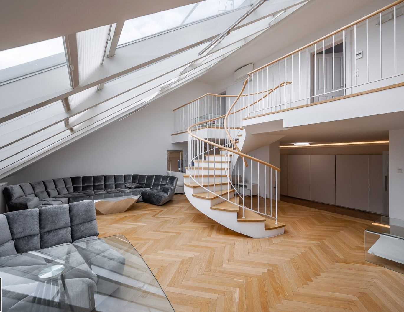 Traumhafte DG-Wohnung am Parkring in 1010 Wien mit 211m² zzgl. Terrasse