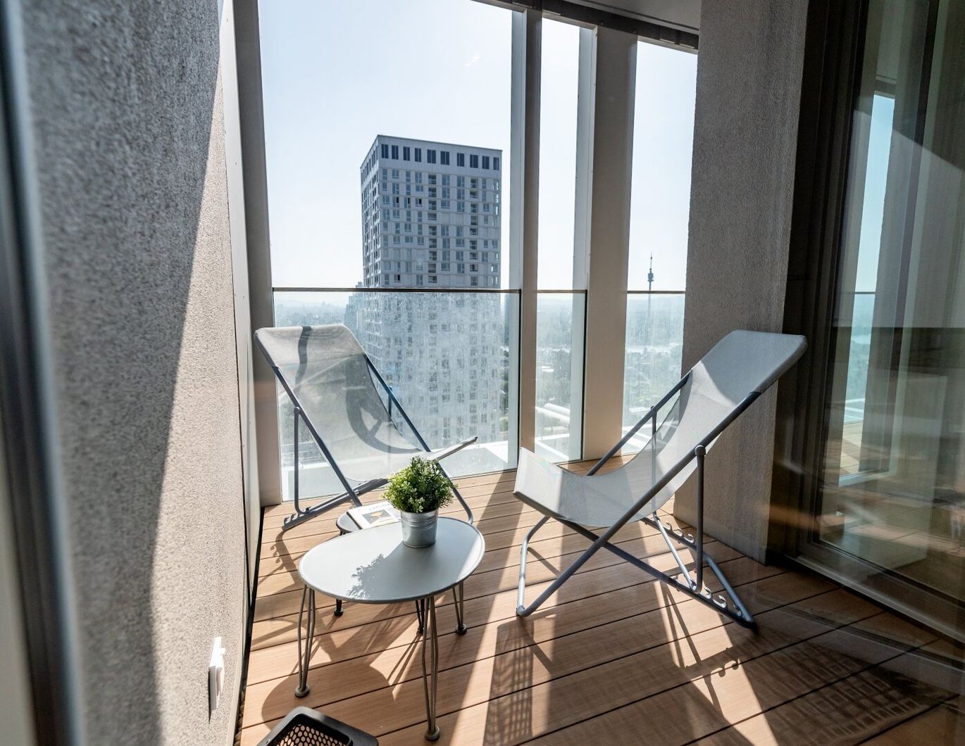 Stylische 1,5-Zi.-Wohnung mit Loggia & Rooftop Pool | TOWER HOMES