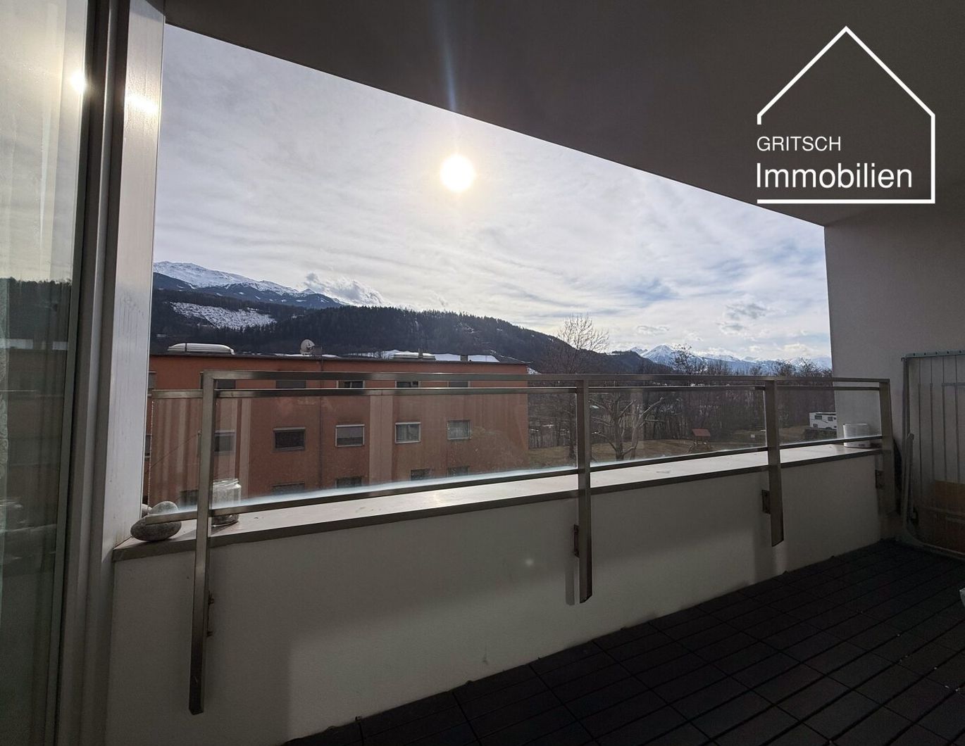 HALL - Sonnige 3-Zimmer-Wohnung mit Südloggia & 2 Tiefgaragenplätzen