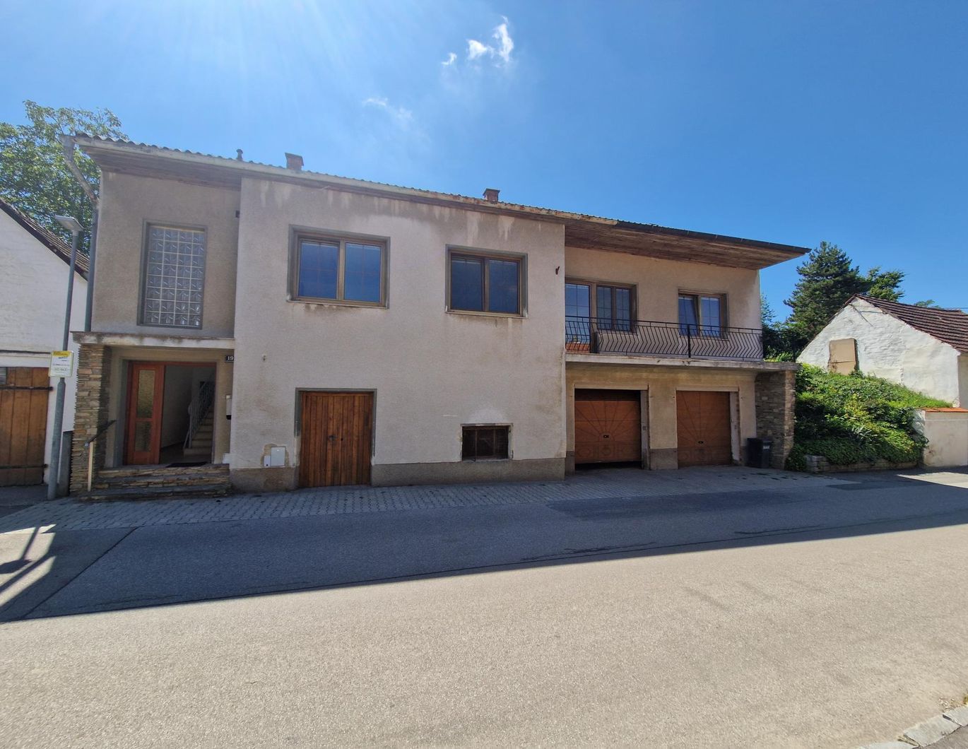 LIEBEVOLLES LANDHAUS MIT GARTEN UND GARAGE ZUR MIETE