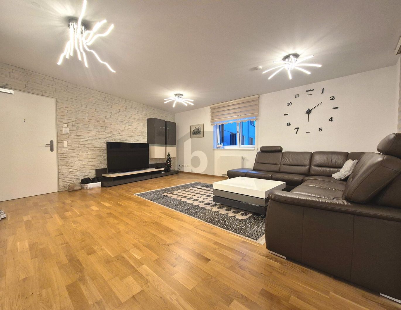EXKLUSIV MIT SONNIGER LOGGIA & HOCHWERTIGER EINRICHTUNG