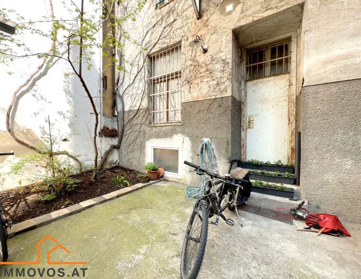 sanierungsbedürftige ALTBAU Wohnung mit TERRASSE im EG