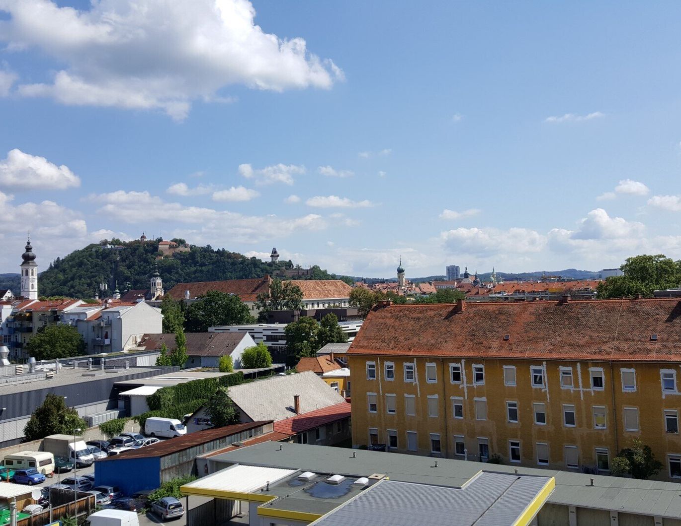 Charmante 2-Zi-DG-Wohnung in 8020 Graz, gepflegt, mit Einbauküche, Aufzug & Fernwärme!