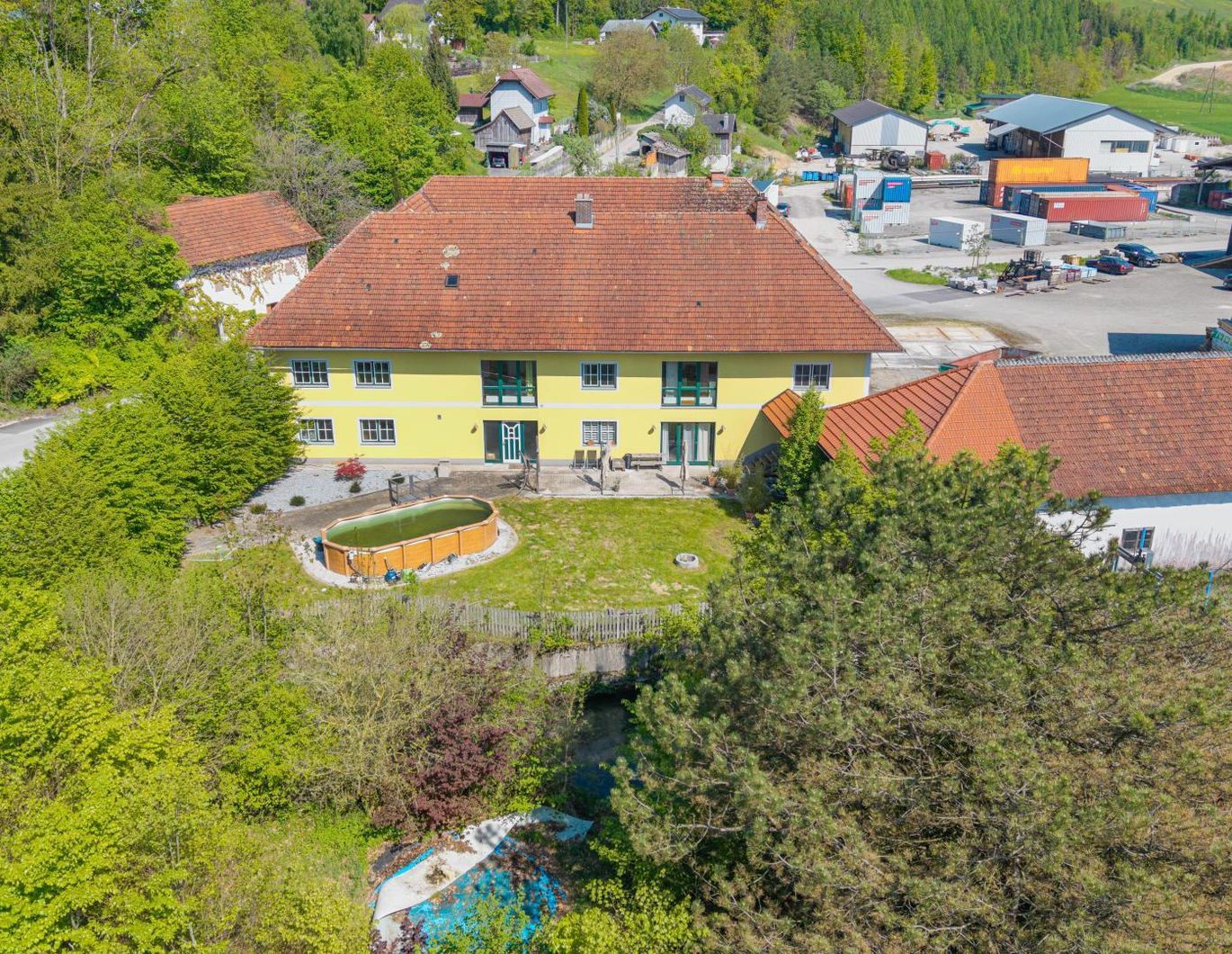 Vierkanthof im Dornröschenschlaf - teilweise Widmung B und MB