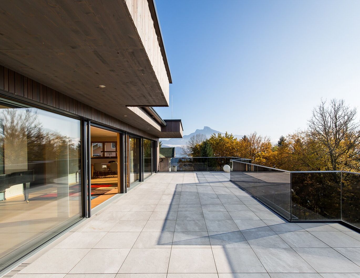 Penthouse am Mondsee - Ein Rückzugsort der Extraklasse! Hochwertige Vollholz-Architektur, 4 Terrassen und spektakulärer Panoramablick auf den Mondsee - bezugsfertig und barrierefrei.