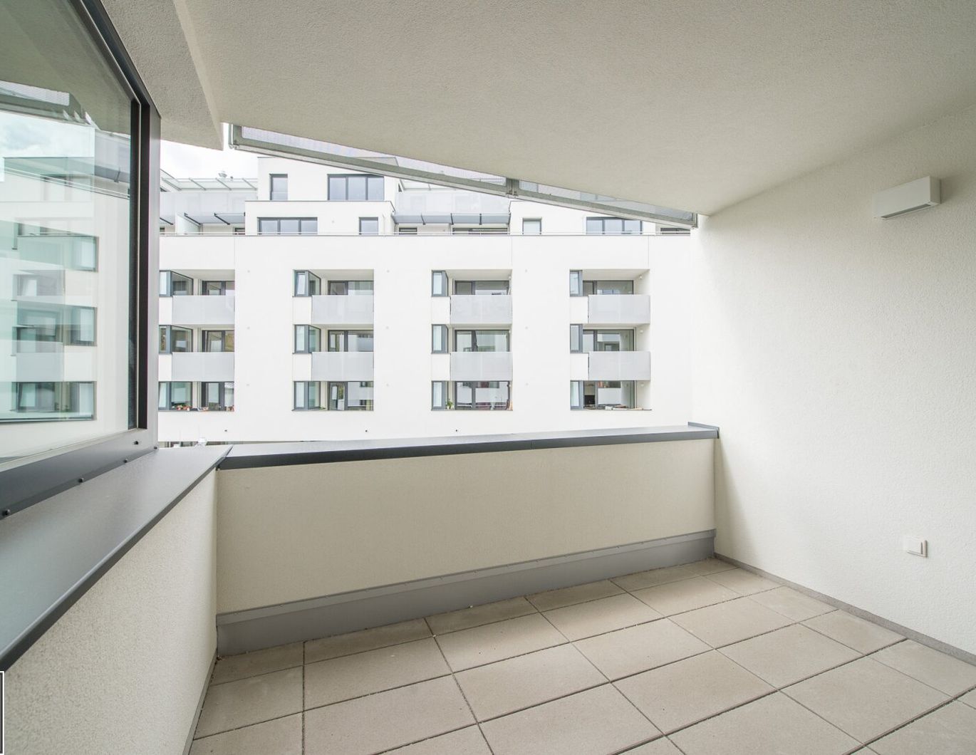 helle, freundliche 2 Zi.-Neubauwohnung + Loggia: U4 fußläufig erreichbar - ab 1.11.2025
