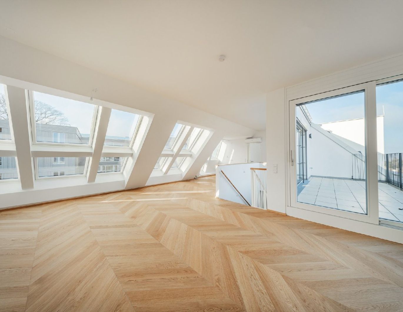 STOCK IM WEG-Exklusive Dachresidenz mit Terrasse und Balkon