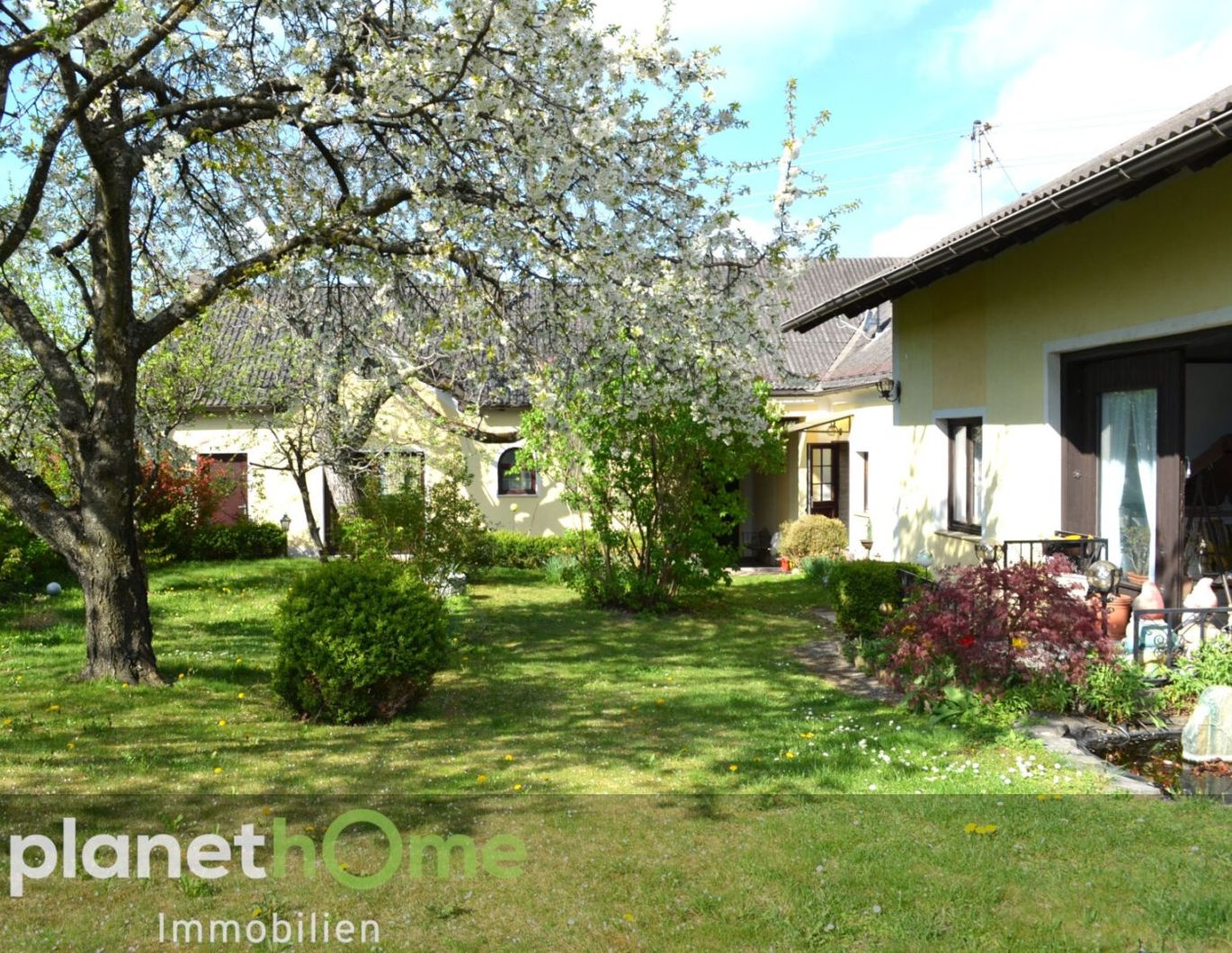 Ebenerdiges Wohnhaus inklusive Einliegerwohnung und romantischem Bauerngarten!