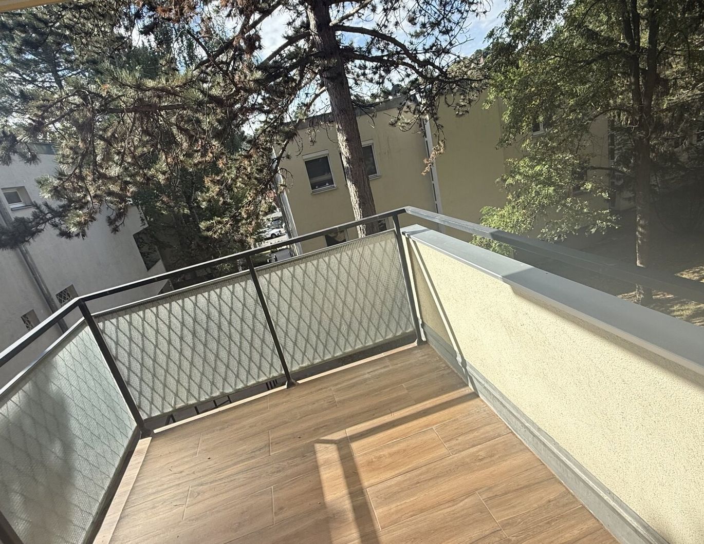 Baumeistergasse: Zwei Zimmer (zenral begehbar) mit separater Küche und Balkon!