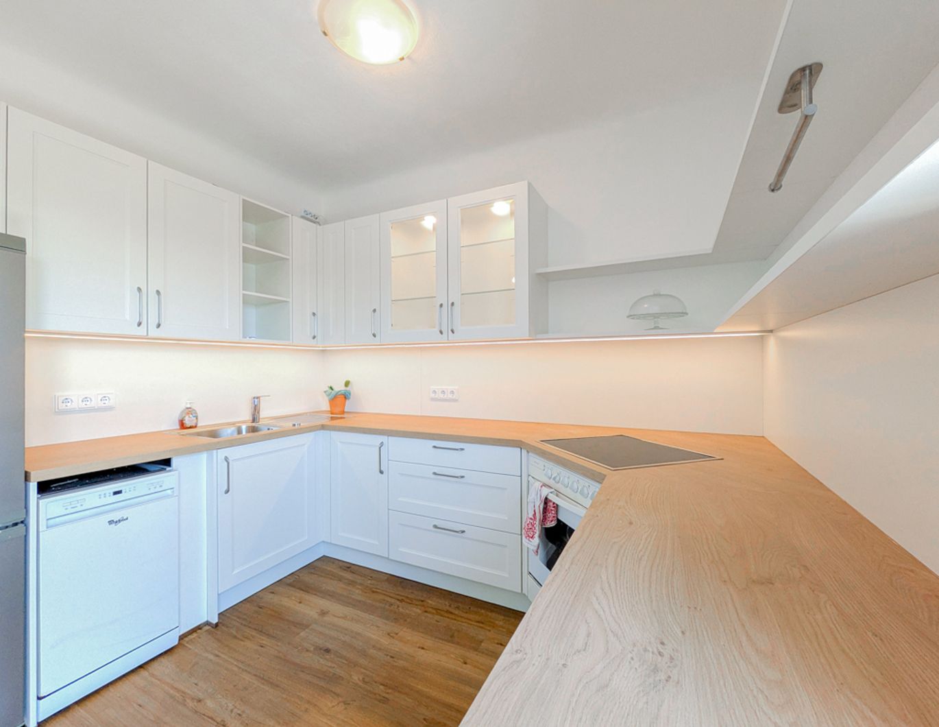 Zentrale 73 m² Wohnung: 2 getrennte Zimmer, neue Küche, Balkon