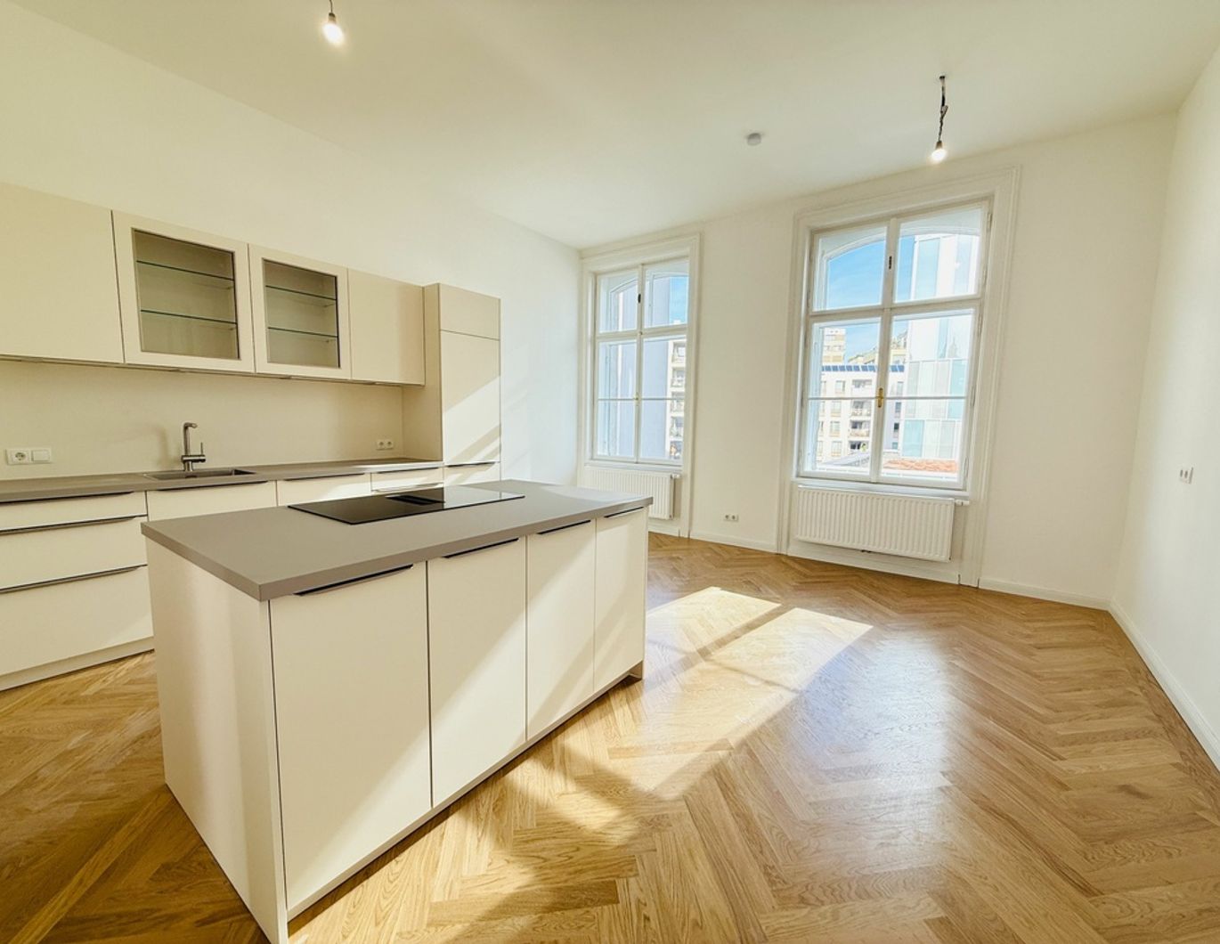 ERSTBEZUG | TOP RUHELAGE | 5 ZIMMER | EXKLUSIVE UND HELLE ALTBAUWOHNUNG | U-BAHN-NÄHE