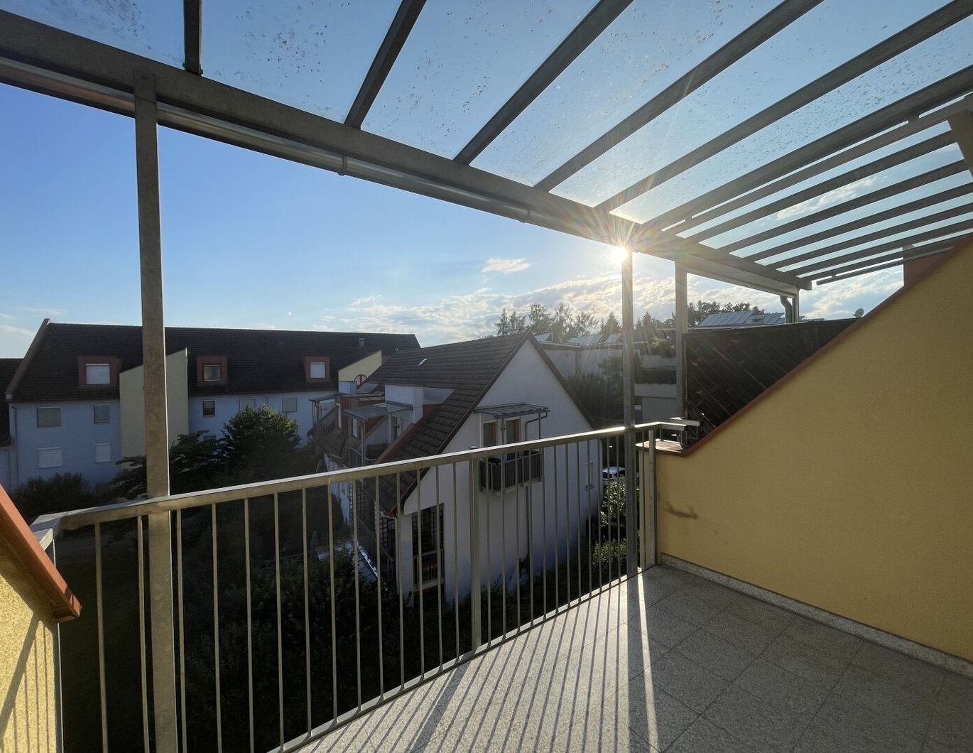 Sonniger Pärchentraum mit Balkon und TG Parkplatz!