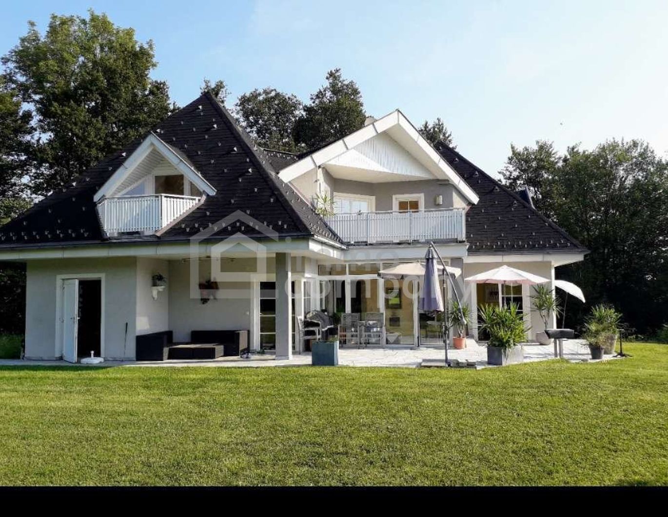 Villa in Einzellage und möglicher zusätzlicher Bebauung mit 5 Doppelhäusern