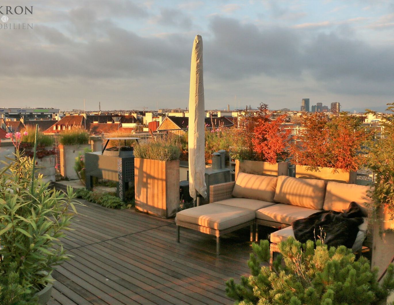 Abends Champagner auf der 360° Dachterrasse, morgens die U-Bahn vor der Haustüre