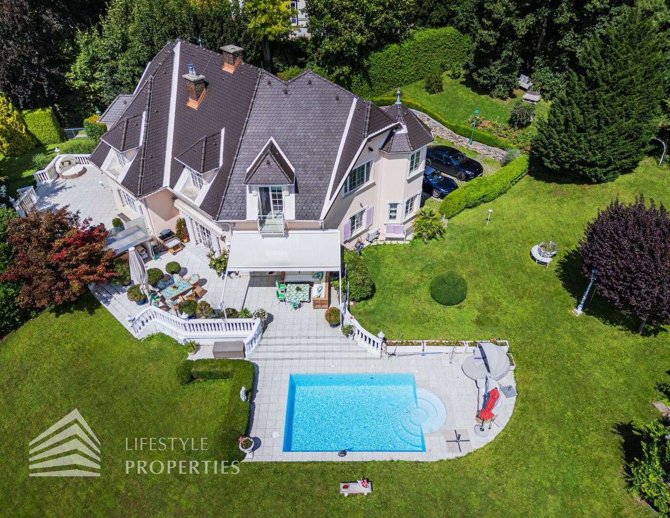 Beeindruckende Villa mit gepflegtem Garten und Pool