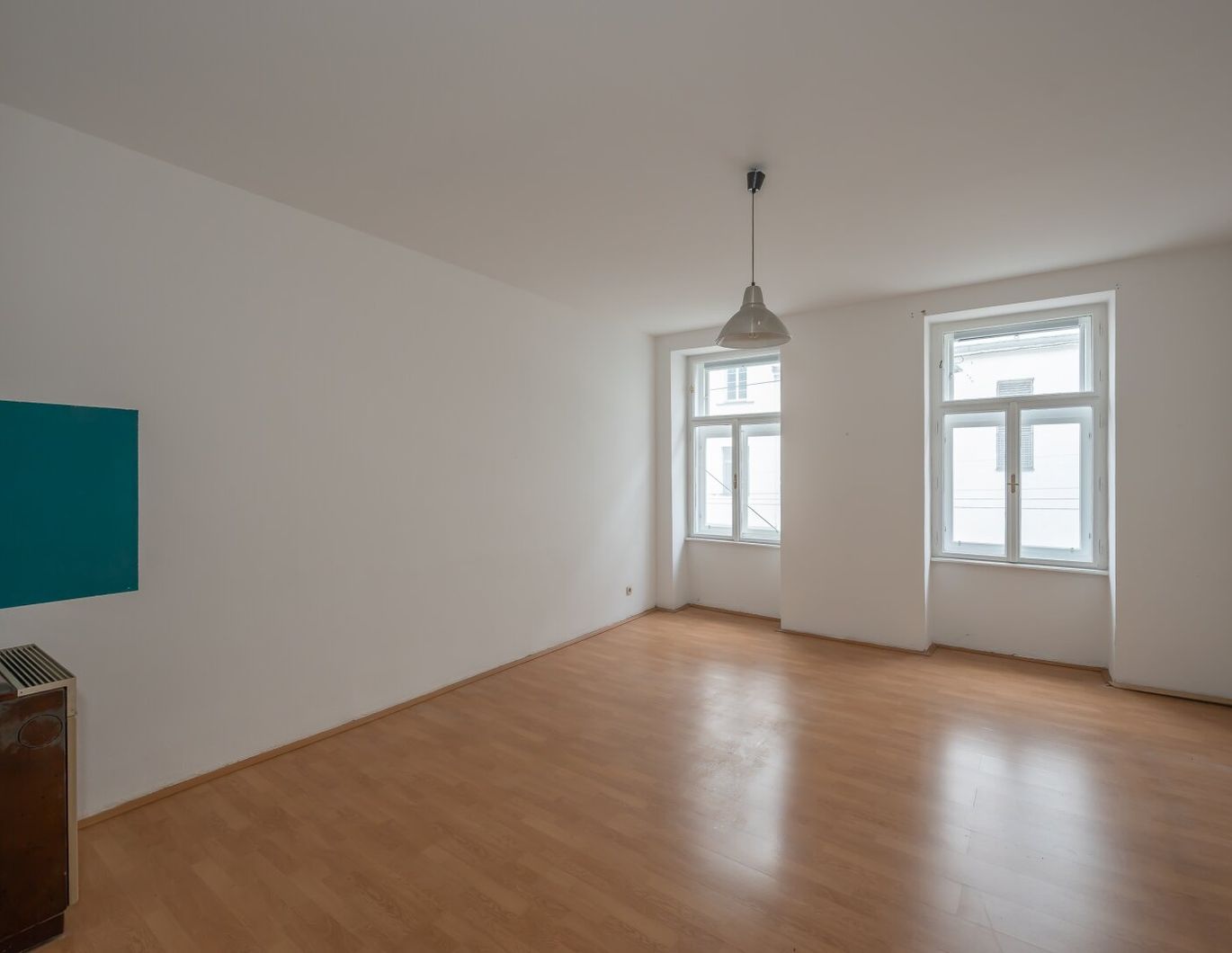 ++NEU++ Sanierungsbedürftige 2-Zimmer Altbau-Wohnung mit Balkonoption in zentraler Lage!
