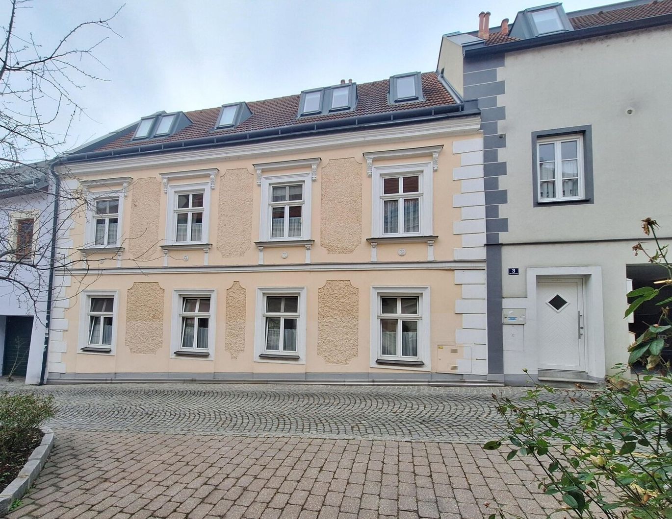 Historische 3-Zimmer Wohnung im Souterrain eines denkmalgeschützten Bürgerhauses - im unsanierten Zustand