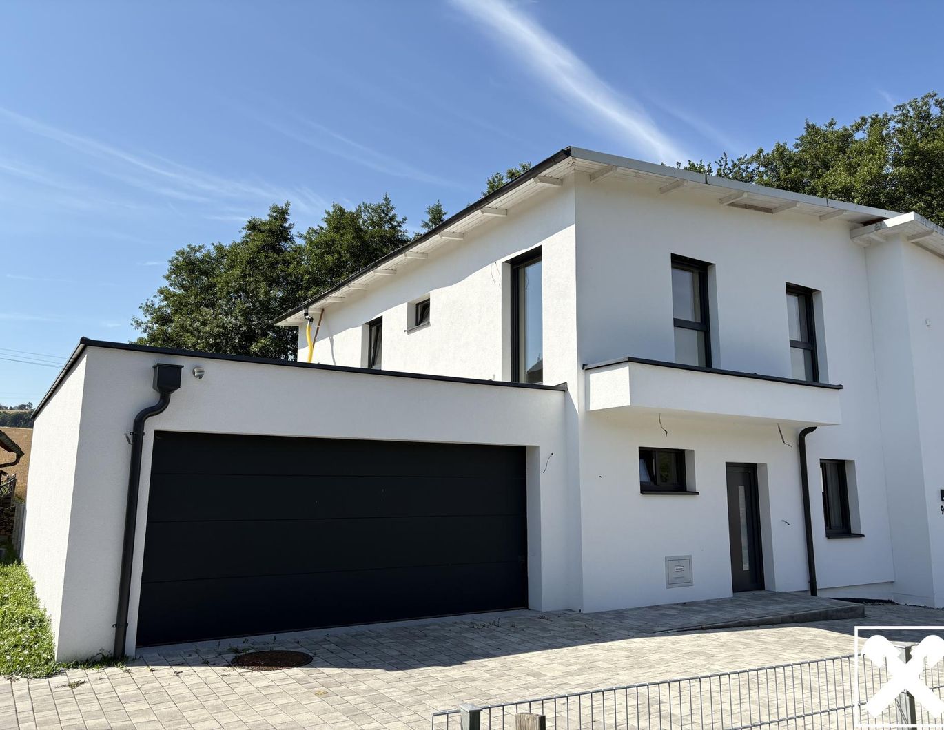 Moderne belagsfertige Doppelhaushälfte mit Garten, Doppelgarage und 4 Schlafzimmern