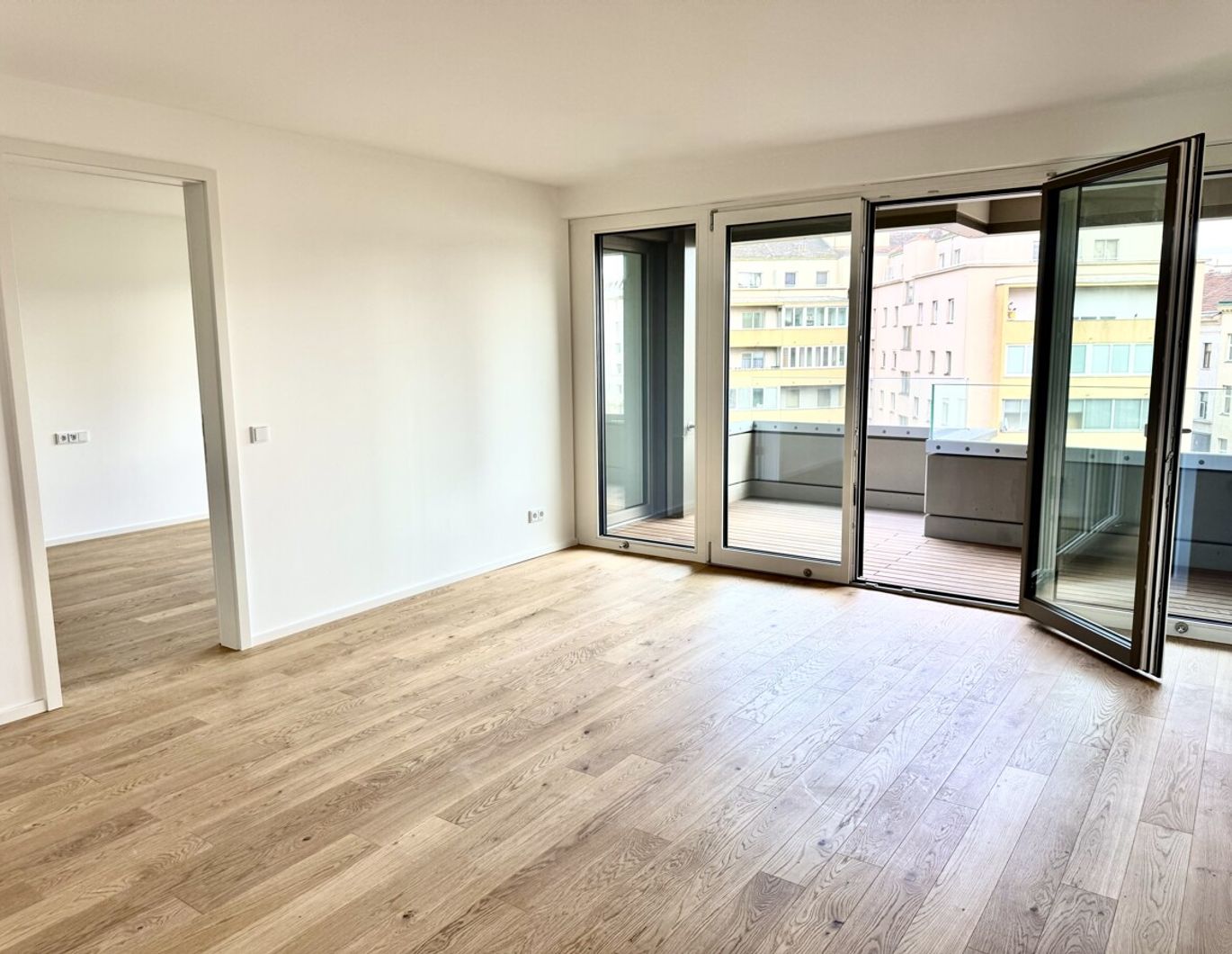 Provisionsfrei: Hauptbahnhof - Zweizimmer-Wohnung im 5. Stock - VON DER SONNE GEKÜSST