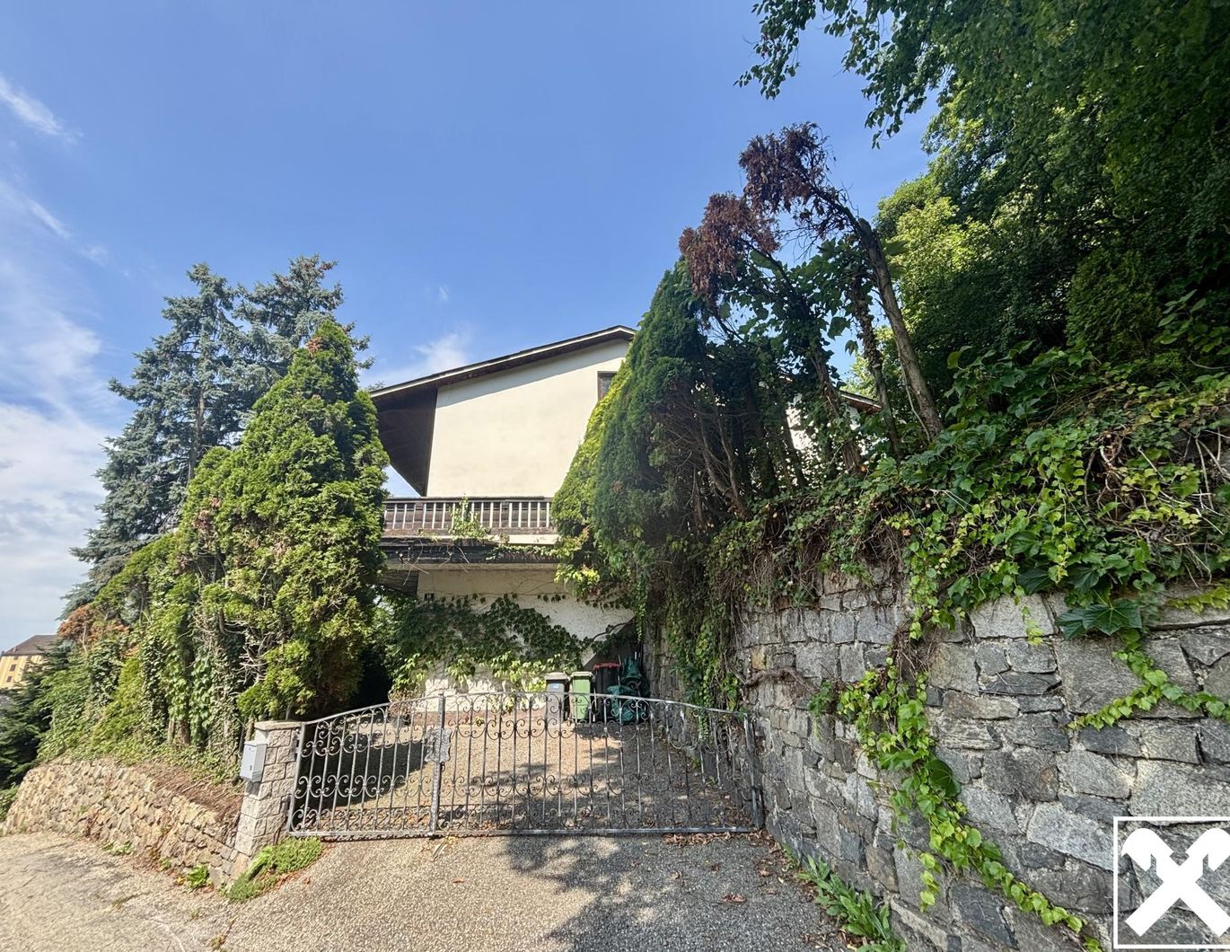 Wohnhaus mit großem Grundstück, Garagen und Schlossblick - sanierungsbedürftig!
