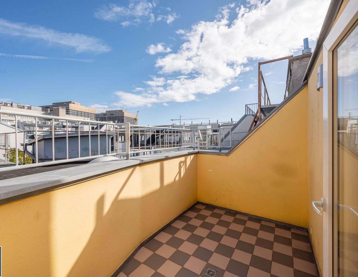 3 Zimmer-Dachgeschosswohnung mit Terrasse am Währinger Gürtel, nahe U6!