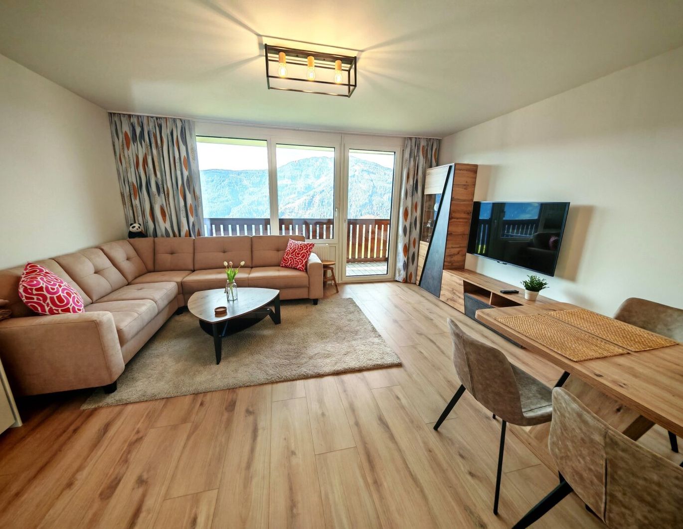 Gepflegte und renovierte 2-Zimmer-Ferienwohnung in Mühlbach mit überdachtem Stellplatz mit Südloggia