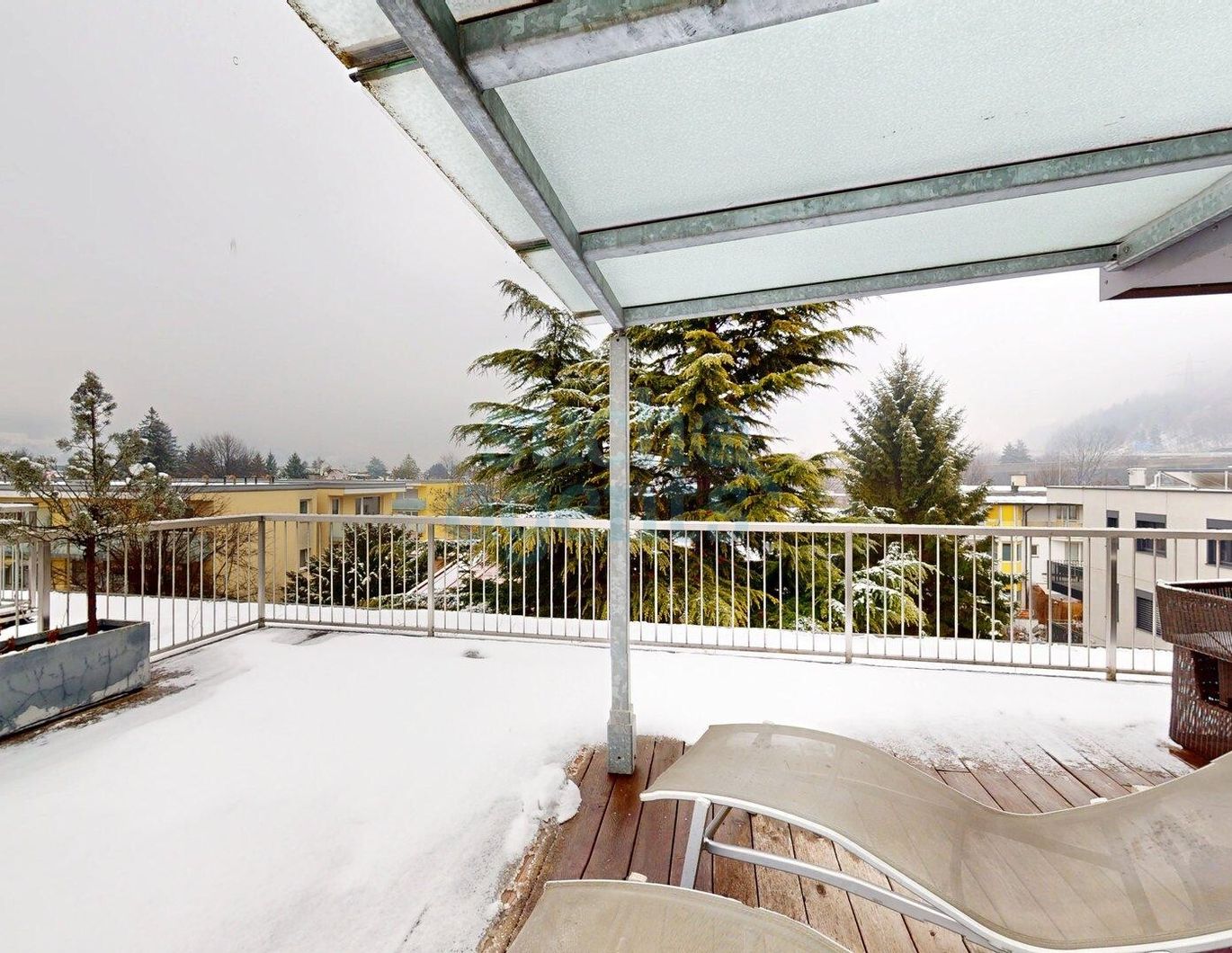 Attraktive 2-Zimmer-Wohnung mit eigener großzügiger Dachterrasse sowie großem Westbalkon