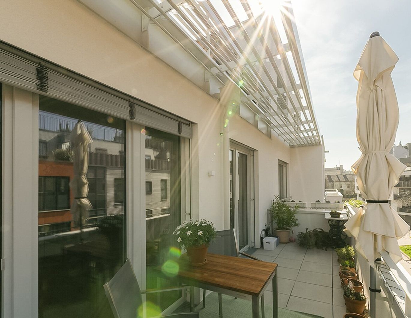 Baujahr 2023 - repräsentativer 3 Zimmer Neubau mit 13,02m2 großem Balkon