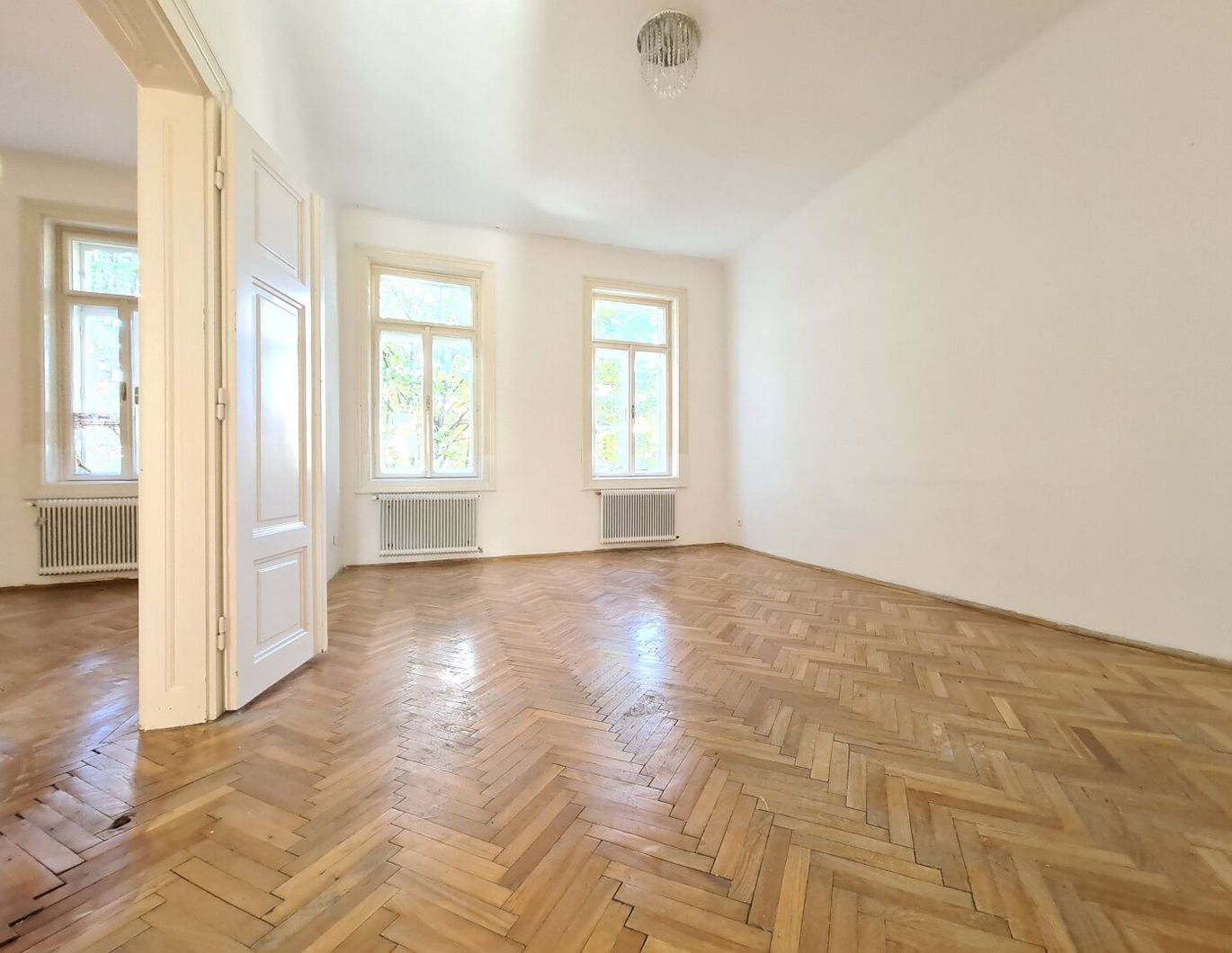 Sanierungsbedürftiger Altbau | Balkon bewilligt | 3-4 Zimmer